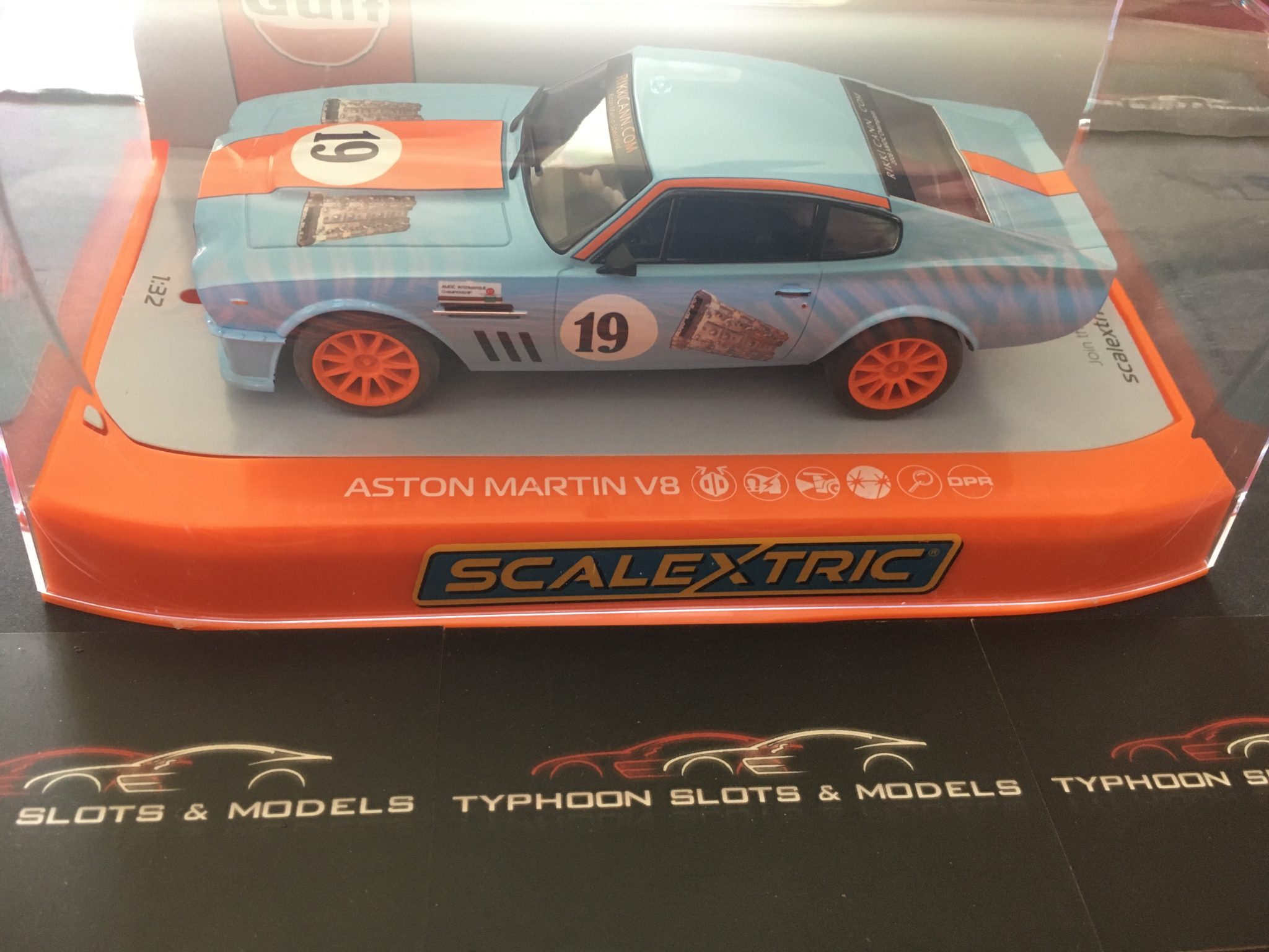 Scalextric C4209 Aston Martin V8 Gulf Edition Rikki Cann Racing