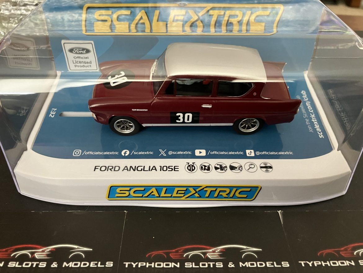 Scalextric C4546 Ford Anglia 105E-Broadspeed Slot-Cars, Kastanjebruin